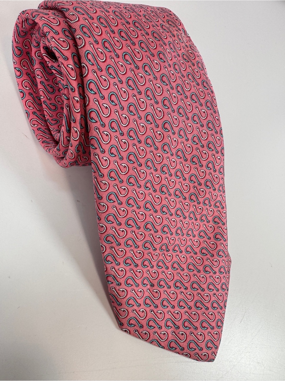 VINEYARD VINES pink 100% silk tie with fish hook design necktie Adorable